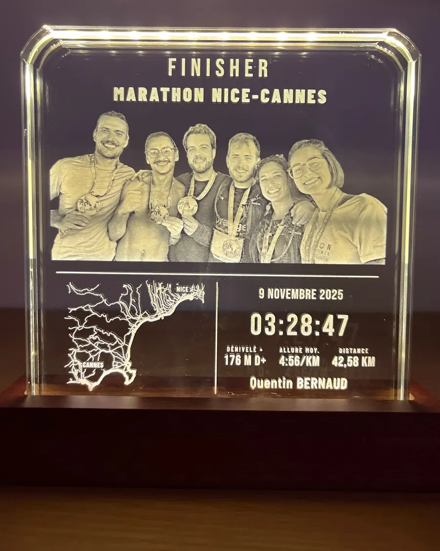 Trophée cristal gravé d’une photo de finishers et du tracé du marathon Nice-Cannes, allumé le soir sur son socle