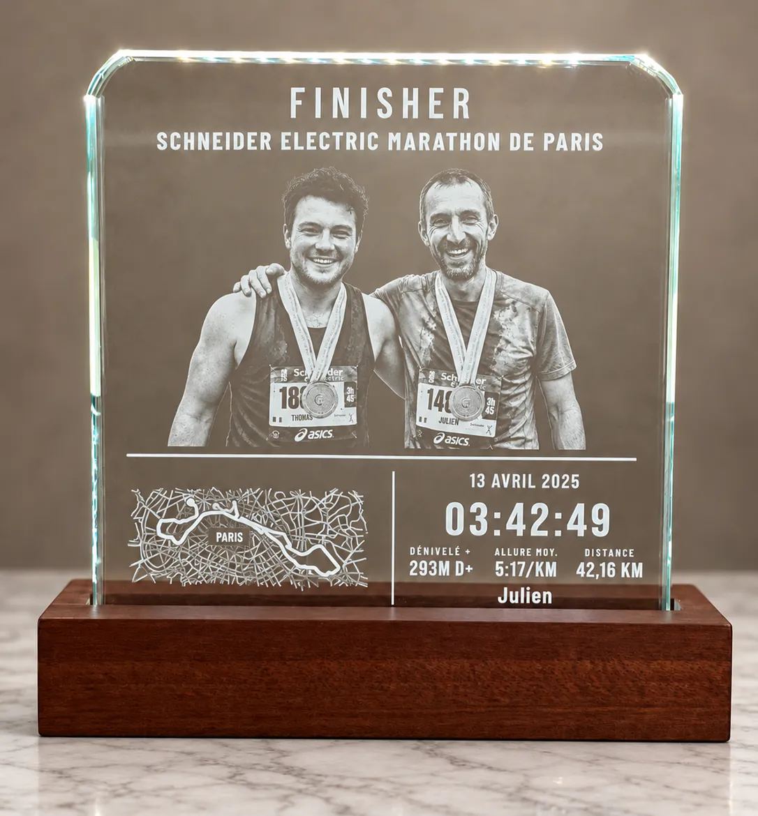 Le Souvenir allumé sur son socle : photo de deux finishers du marathon de Paris, tracé et statistiques gravés